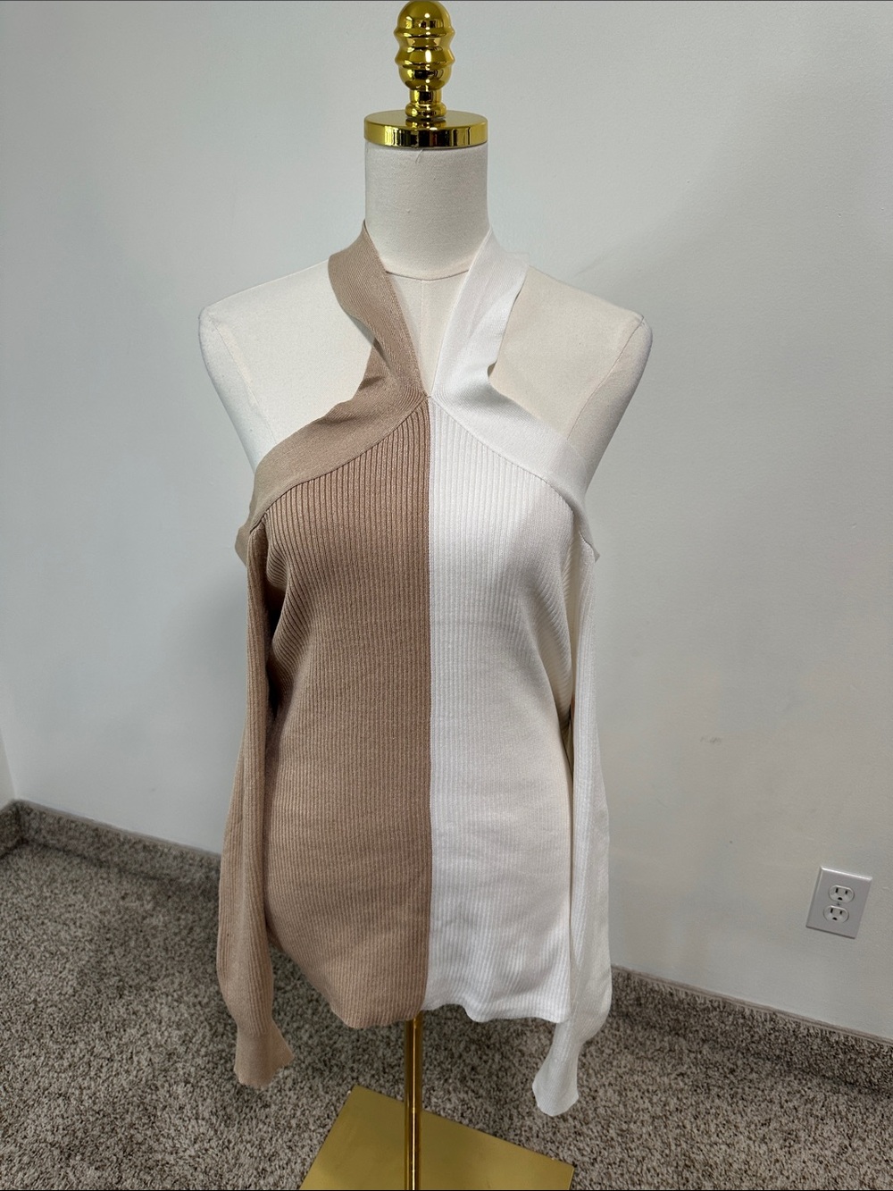 🦎 NWT Almost Famous Cold Shoulder Sweater